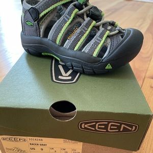 Never worn Keen Newport H2 in Racer Gray size 9